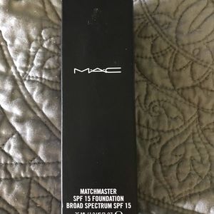 Mac Cosmetics Foundation B85
